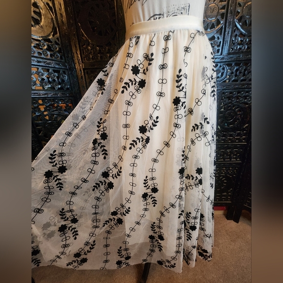 NWOT Long Floral Black and Cream Skirt - Picture 2 of 4